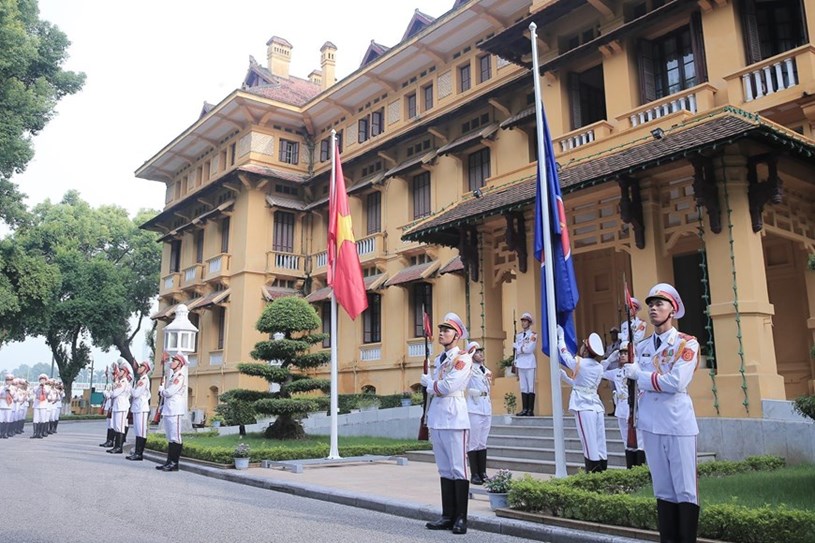 [PHOTO] Lễ thượng cờ kỷ niệm 52 năm th&#224;nh lập ASEAN tại H&#224; Nội - Ảnh 1