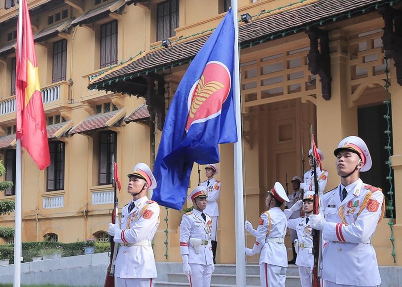 [PHOTO] Lễ thượng cờ kỷ niệm 52 năm th&#224;nh lập ASEAN tại H&#224; Nội - Ảnh 2