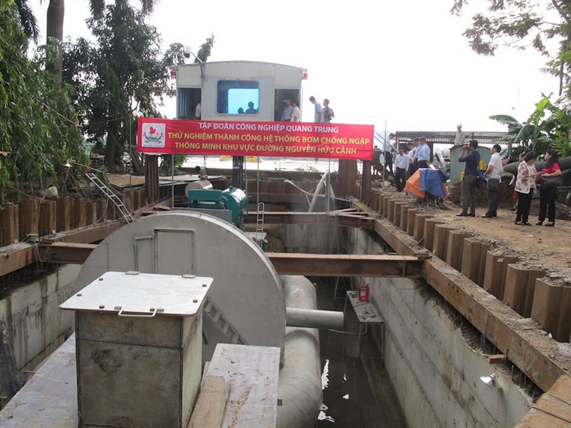 Đường Nguyễn Hữu Cảnh tho&#225;t ngập sớm do m&#225;y bơm “khủng” hoạt động hiệu quả - Ảnh 1