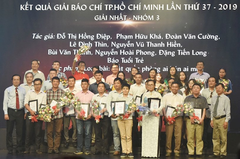 Phó Trưởng Ban Tuyên giáo Thành ủy TP Lê Văn Minh và Chủ tịch Hội Nhà báo TP Mã Diệu Cương trao giải thưởng cho các tác giả đạt giải báo chí TP lần thứ 37. 