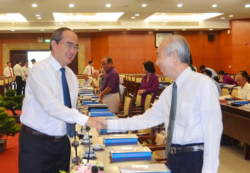 Bí thư Thành ủy TPHCM Nguyễn Thiện Nhân gặp gỡ các đại biểu tham dự hội thảo.