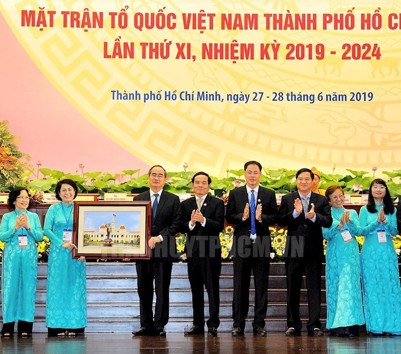 Bí thư Thành ủy TPHCM Nguyễn Thiện Nhân trao tặng bức hình Tượng đài Chủ tịch Hồ Chí Minh cho Đại hội Đại biểu MTTQ Việt Nam TP lần thứ XI, nhiệm kỳ 2019 - 2024