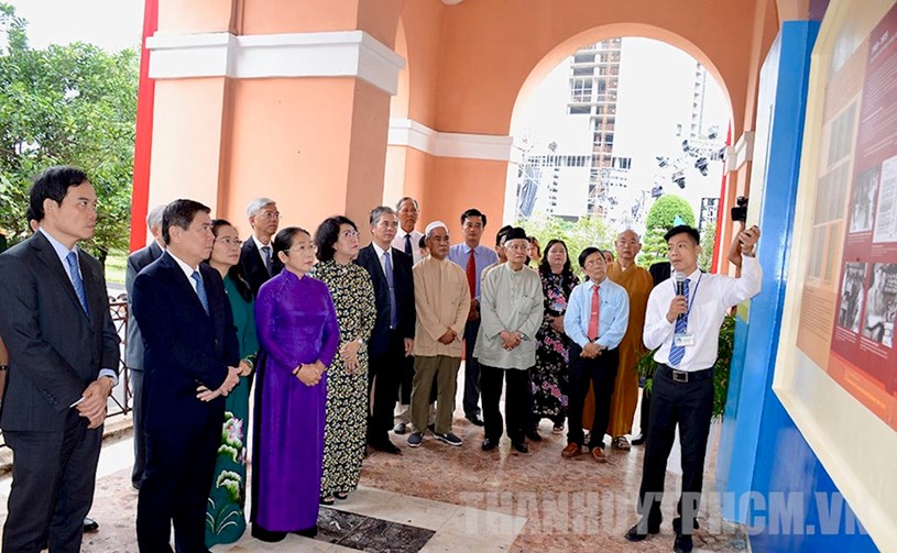 Các đại biểu xem triển lãm chuyên đề “Hành trình vươn tới những ước mơ - 50 năm thực hiện Di chúc của Chủ tịch Hồ Chí Minh (1969 - 2019 )” do Bảo tàng Hồ Chí Minh phối hợp với Bảo tàng Hồ Chí Minh - chi nhánh TPHCM tổ chức thực hiện