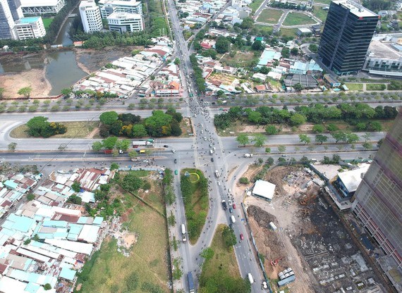 Ngã tư Nguyễn Văn Linh - Nguyễn Hữu Thọ sẽ đầu tư xây dựng nút giao thông. Ảnh: CAO THĂNG