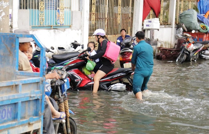 Ngập nặng trên đường Mễ Cốc, quận 8, TP.HCM. (Ảnh: Trần Xuân Tình/TTXVN)