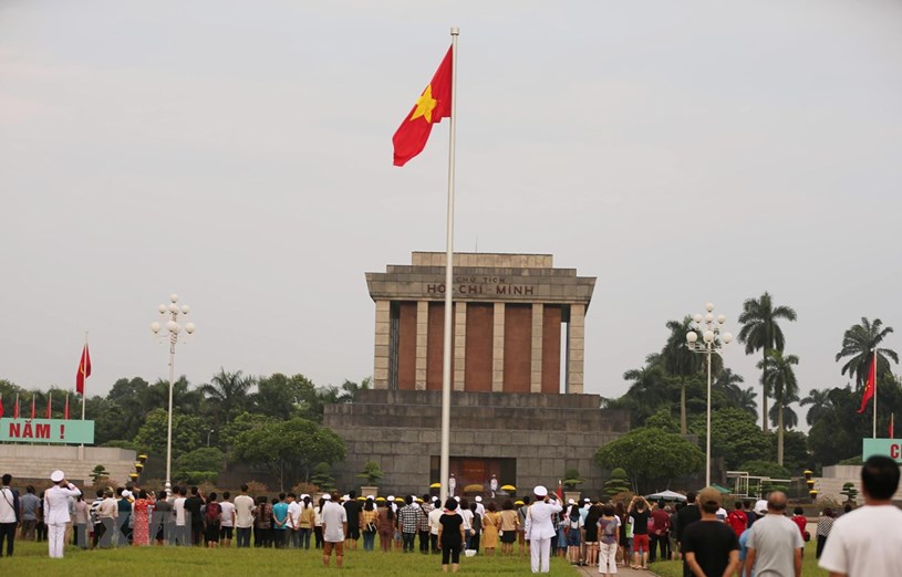 Người dân đứng chào cờ Tổ quốc trên Quảng trường Ba Đình, sáng 2/9/2019. (Ảnh: Văn Nam/TTXVN phát)