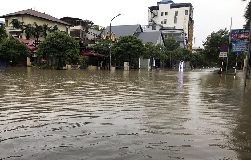 Nhiều tuyến phố trên địa bàn tỉnh Thái Nguyên bị ngập sâu trong nước. (Ảnh: Quân Trang-TTXVN)