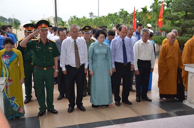 C&aacute;c đại biểu tham dự lễ d&acirc;ng hương, d&acirc;ng hoa tại Khu tưởng niệm liệt sĩ Ng&atilde; Ba Giồng nh&acirc;n kỷ niệm 78 năm ng&agrave;y Nam Kỳ Khởi Nghĩa &ndash; Nguồn: B&aacute;o Phụ Nữ TP. Hồ Ch&iacute; Minh