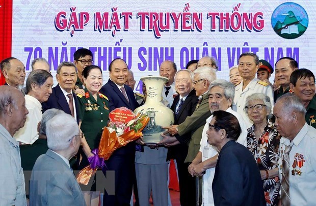 Thủ tướng Nguyễn Xu&acirc;n Ph&uacute;c tặng qu&agrave; lưu niệm cho c&aacute;c cựu học sinh Trường Thiếu sinh qu&acirc;n Việt Nam. (Ảnh: Thống Nhất/TTXVN)