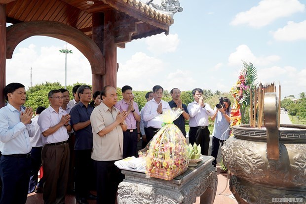 Thủ tướng Ch&iacute;nh phủ Nguyễn Xu&acirc;n Ph&uacute;c v&agrave; đo&agrave;n c&ocirc;ng t&aacute;c d&acirc;ng hương tưởng nhớ c&aacute;c anh h&ugrave;ng liệt sỹ ở Th&agrave;nh cổ Quảng Trị. (Nguồn: chinhphu.vn)