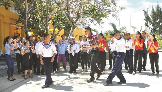 Văn nghệ sĩ TPHCM biểu diễn phục vụ v&agrave; giao lưu với c&aacute;c chiến sĩ ở quần đảo Trường Sa