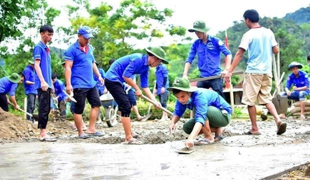 Đội thanh ni&ecirc;n t&igrave;nh nguyện Đại học Huế tham gia l&agrave;m đường giao th&ocirc;ng n&ocirc;ng th&ocirc;n trong chiến dịch Thanh ni&ecirc;n t&igrave;nh nguyện H&egrave; 2018. (Ảnh: Tường Vi/TTXVN)