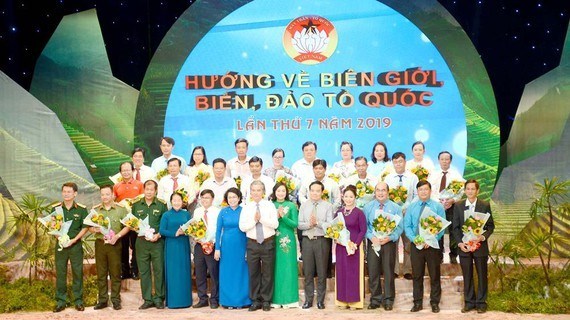 Ph&oacute; B&iacute; thư Thường trực Th&agrave;nh ủy TPHCM Trần Lưu Quang tặng hoa c&aacute;c c&aacute; nh&acirc;n, tổ chức ủng hộ Quỹ &ldquo;V&igrave; biển đảo qu&ecirc; hương - V&igrave; tuyến đầu Tổ quốc&rdquo;