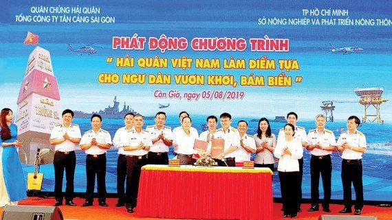 Ph&oacute; B&iacute; thư Th&agrave;nh ủy TPHCM V&otilde; Thị Dung chứng kiến lễ k&yacute; kết giữa c&aacute;c đơn vị