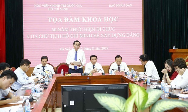 &Ocirc;ng Thuận Hữu, Tổng Bi&ecirc;n tập B&aacute;o Nh&acirc;n d&acirc;n, Ph&oacute; Trưởng ban Tuy&ecirc;n gi&aacute;o Trung ương, Chủ tịch Hội Nh&agrave; b&aacute;o Việt Nam ph&aacute;t biểu kết luận buổi tọa đ&agrave;m. (Ảnh: Văn Điệp/TTXVN)