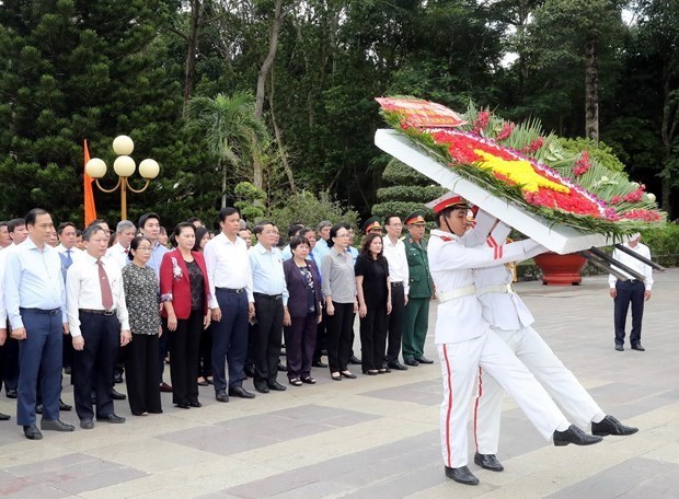 Chủ tịch Quốc hội Nguyễn Thị Kim Ng&acirc;n c&ugrave;ng đo&agrave;n đại biểu cấp cao Quốc hội v&agrave; l&atilde;nh đạo Th&agrave;nh phố Hồ Ch&iacute; Minh đến d&acirc;ng hương, d&acirc;ng hoa tại Đền Liệt sỹ Bến Dược, huyện Củ Chi. (Ảnh: Trọng Đức/TTXVN)