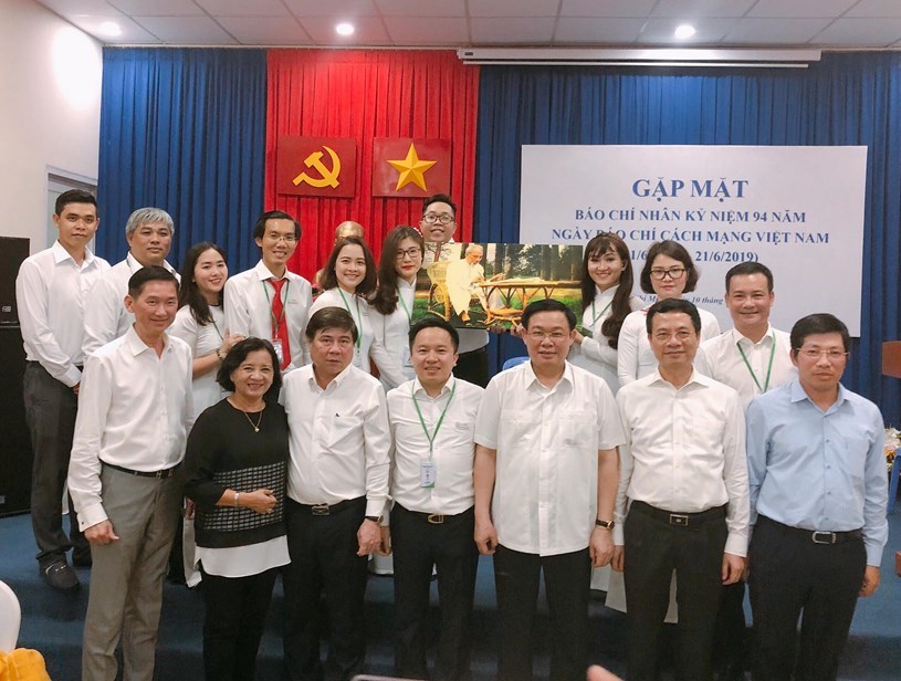 Trung t&acirc;m B&aacute;o ch&iacute; Th&agrave;nh phố Hồ Ch&iacute; Minh chụp ảnh lưu niệm c&ugrave;ng Ph&oacute; Thủ tướng Vương Đ&igrave;nh Huệ, Bộ trưởng Bộ Th&ocirc;ng tin v&agrave; Truyền th&ocirc;ng Nguyễn Mạnh H&ugrave;ng, Bộ trưởng Bộ Khoa học v&agrave; C&ocirc;ng nghệ Chu Ngọc Anh, Chủ tịch UBND TP.HCM Nguyễn Th&agrave;nh Phong, Ph&oacute; Chủ tịch UBND TP.HCM Trần Vĩnh Tuyến, nguy&ecirc;n Ph&oacute; ban Tuy&ecirc;n gi&aacute;o Th&agrave;nh ủy TP.HCM