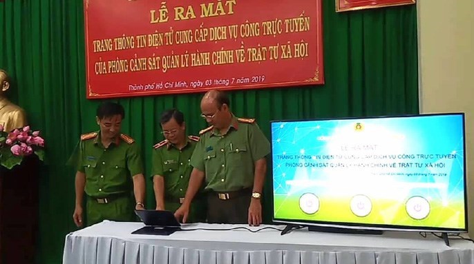 Nhấn n&uacute;t ra mắt trang th&ocirc;ng tin điện tử