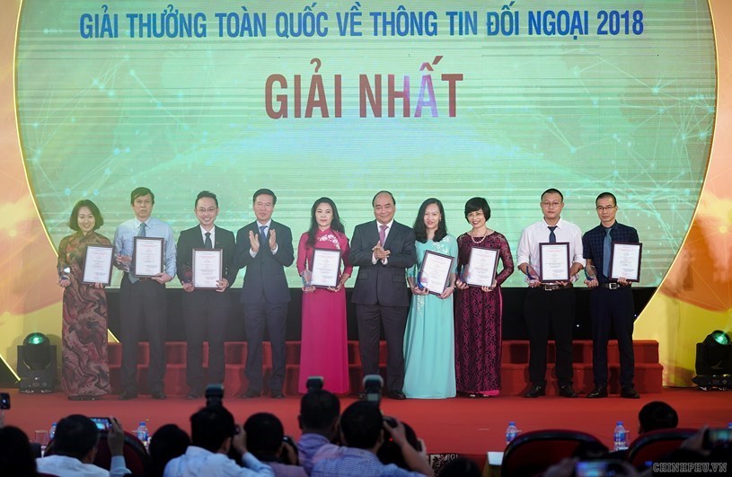 Thủ tướng Ch&iacute;nh phủ Nguyễn Xu&acirc;n Ph&uacute;c v&agrave; Trưởng Ban Tuy&ecirc;n gi&aacute;o Trung ương V&otilde; Văn Thưởng trao giải cho c&aacute;c t&aacute;c giả.&nbsp;Ảnh: VGP/Quang Hiếu