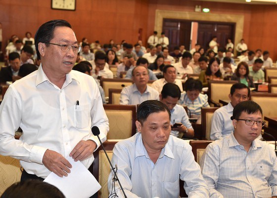 Gi&aacute;m đốc Sở Y Tế TPHCM Nguyễn Tấn Bỉnh ph&aacute;t biểu thảo luận. Ảnh: VIỆT DŨNG
