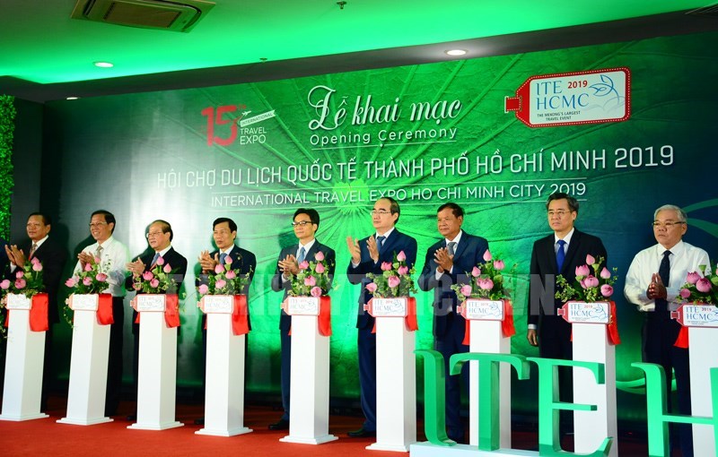 C&aacute;c đại biểu thực hiện nghi thức cắt băng khai mạc ITE HCMC 2019