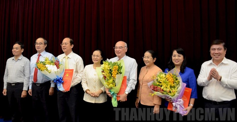 L&atilde;nh đạo TPHCM tặng hoa ch&uacute;c mừng c&aacute;c đồng ch&iacute; được chuẩn y Ủy vi&ecirc;n Ban Thường vụ Th&agrave;nh ủy