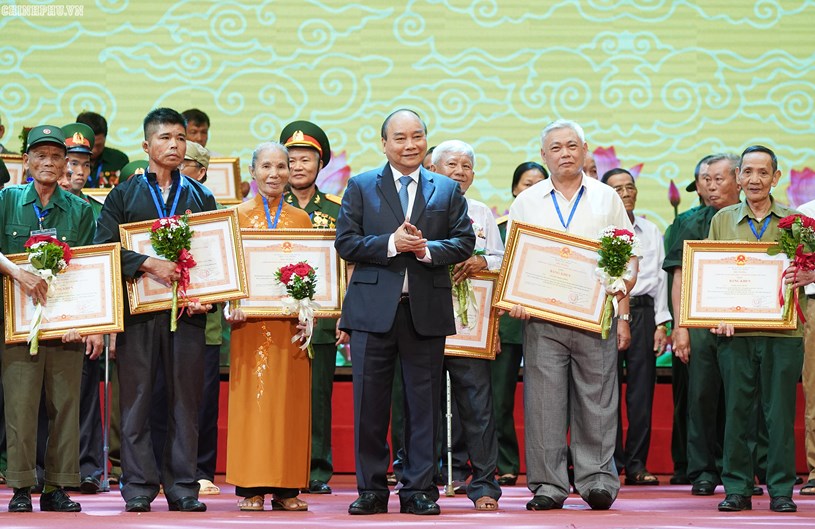 Thủ tướng trao Bằng khen cho c&aacute;c thương binh nặng ti&ecirc;u biểu. Ảnh: VGP/Quang Hiếu