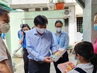 Tặng sách vở và thiết bị học online cho học sinh nghèo quận Phú Nhuận