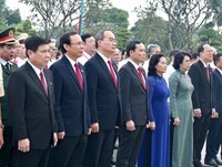 Đoàn đại biểu dự Đại hội đại biểu Đảng bộ TPHCM lần thứ XI dâng hương các Anh hùng Liệt sĩ, tưởng nhớ Chủ tịch Hồ Chí Minh