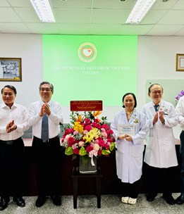Phó Bí thư Thành ủy TPHCM Nguyễn Phước Lộc thăm thầy thuốc tiêu biểu