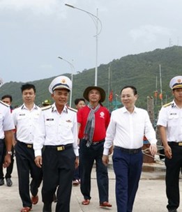 Lãnh đạo TPHCM thăm, tặng quà cán bộ, chiến sĩ và nhân dân đảo Nam Du
