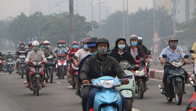 Ngày cuối tuần, TPHCM mát lạnh vào sáng sớm, nắng nóng vào buổi trưa