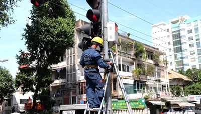 Chủ tịch TP.HCM đề nghị nghiên cứu cho rẽ phải liên tục tại các ngã ba đủ điều kiện