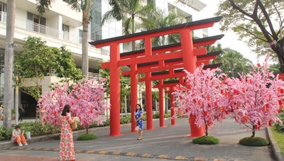 Hội hoa xuân Phú Mỹ Hưng mang cảnh trí các nước lân cận để chia sẻ với du khách không về nước dịp Tết