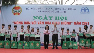 Ra mắt 84 Câu lạc bộ Nông dân với an toàn giao thông