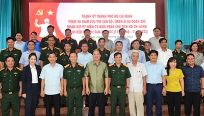 Đoàn đại biểu Thành ủy TPHCM thăm và làm việc với cán bộ, chiến sĩ Sư đoàn 302