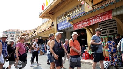 Du khách quốc tế quan tâm tới Việt Nam sau chính sách visa điện tử mới