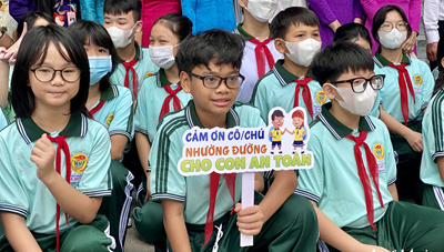 Đề nghị chú ý nhường đường cho học sinh đi bộ an toàn