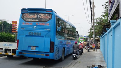 Hạn chế xe khách đi vào làn xe máy trên quốc lộ 1, TP.HCM giờ cao điểm