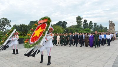 Lãnh đạo TP. Hồ Chí Minh dâng hương tưởng niệm các Anh hùng Liệt sĩ