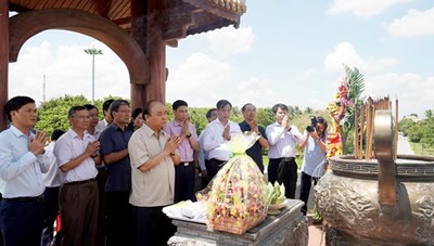 Thủ tướng Chính phủ Nguyễn Xuân Phúc dâng hương tưởng nhớ anh hùng liệt sỹ tại Thành cổ Quảng Trị