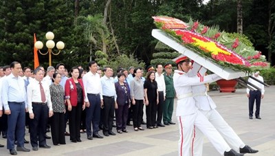 Chủ tịch Quốc hội tưởng niệm các anh hùng, liệt sỹ tại TP.HCM