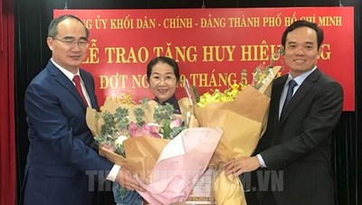 Huy hiệu Đảng là phần thưởng cao quý mà Đảng dành tặng các đảng viên trung kiên