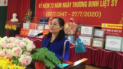 Chủ tịch HĐND TPHCM Nguyễn Thị Lệ thăm các thương binh nặng ở Phú Thọ