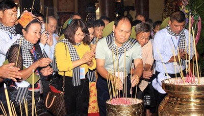 Đoàn đại biểu già làng, trưởng bản dâng hương tưởng niệm tại Đền Liệt sĩ Bến Dược