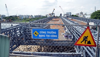 Thông tin ban đầu về sự cố xà lan va vào nhịp 6 cầu thép An Phú Đông