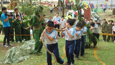 Hiệu trưởng chịu trách nhiệm tổ chức hoạt động ngoài giờ chính khóa cho học sinh