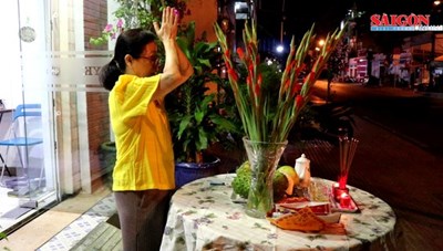 Người dân TPHCM cúng giao thừa và đi chùa thắp hương đầu năm mới