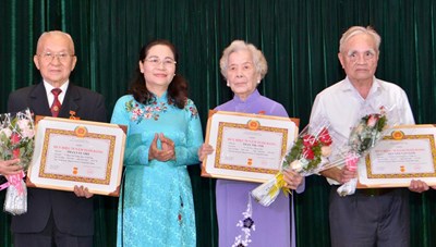 Chủ tịch HĐND TPHCM Nguyễn Thị Lệ trao Huy hiệu Đảng tại quận Bình Thạnh