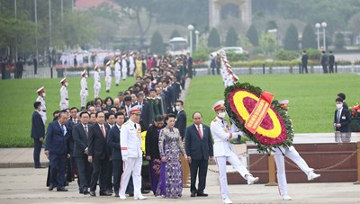 Lãnh đạo Đảng và Nhà nước đặt vòng hoa, vào Lăng viếng Chủ tịch Hồ Chí Minh